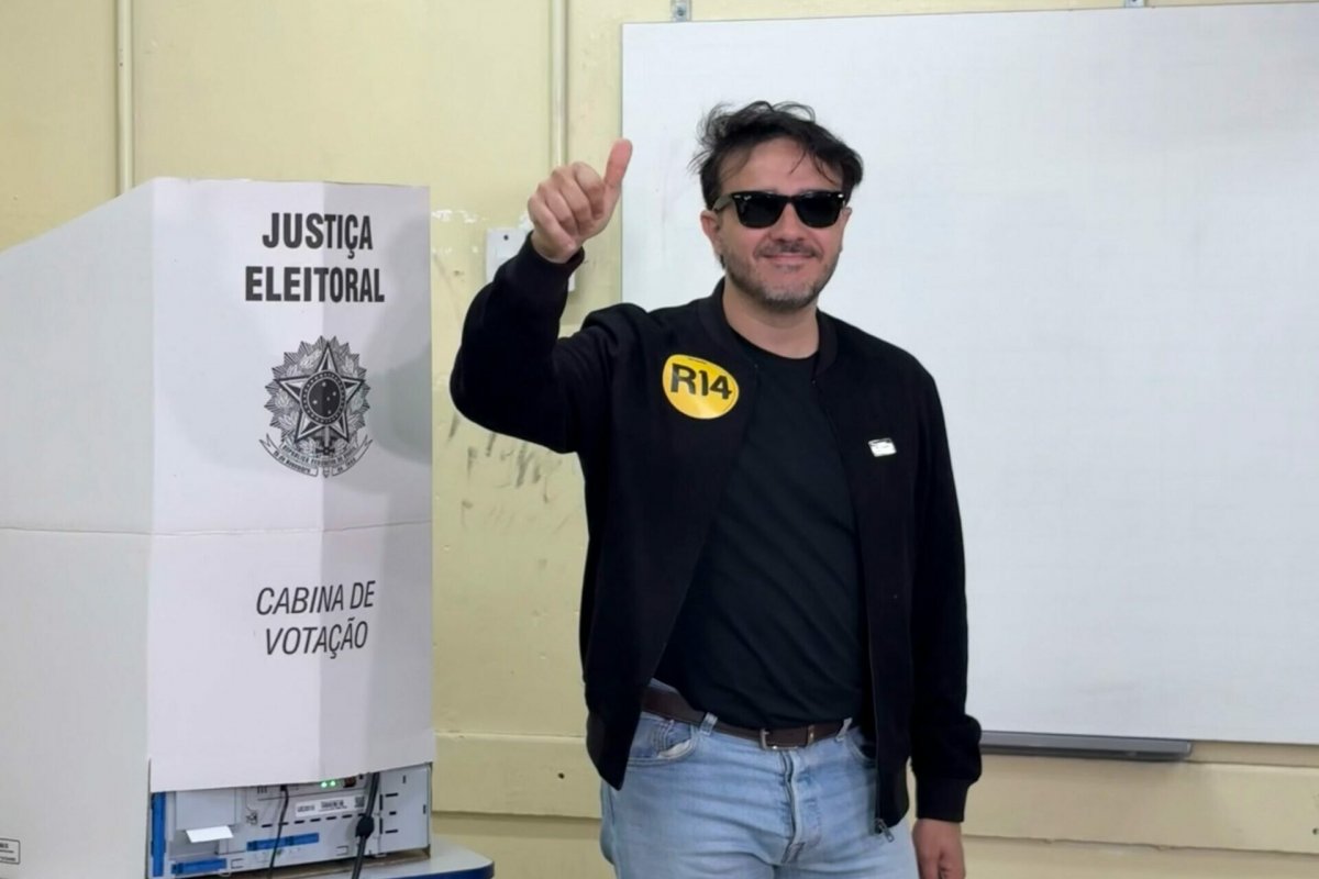 Renan Santos vota em SP, diz que eleição foi vazia e chama Flávio Bolsonaro de 'desqualificado, covarde e burro'