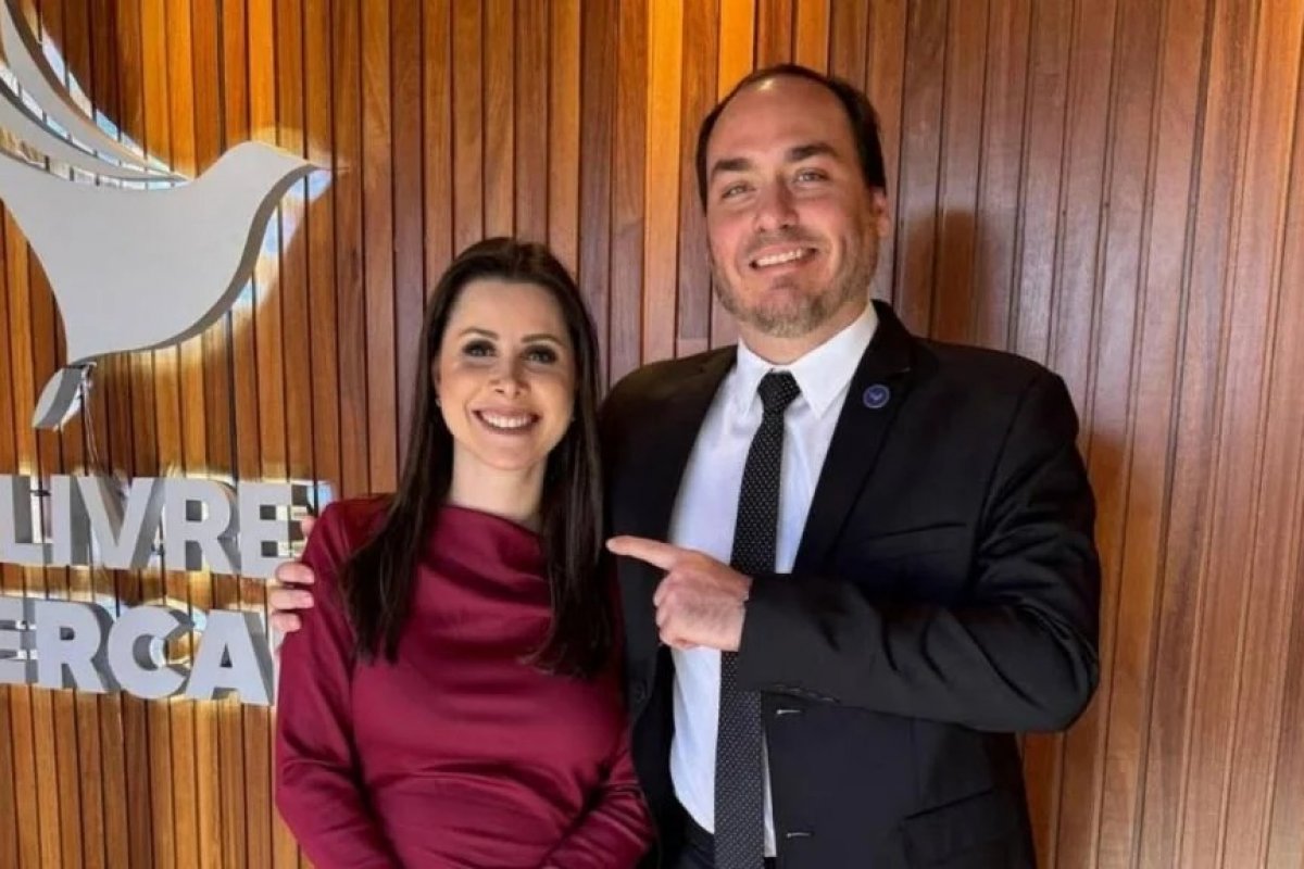 Carol De Toni e Carlos Bolsonaro são eleitos senadores por Santa Catarina