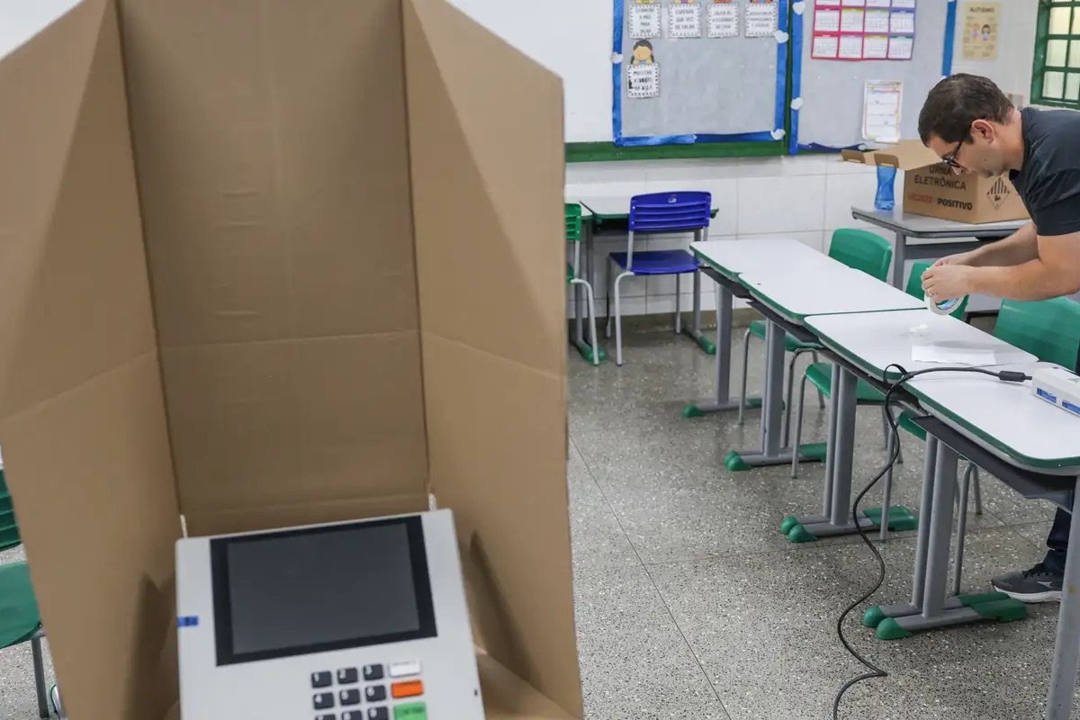 Mesária é presa após votar no lugar de policial militar em Salvador