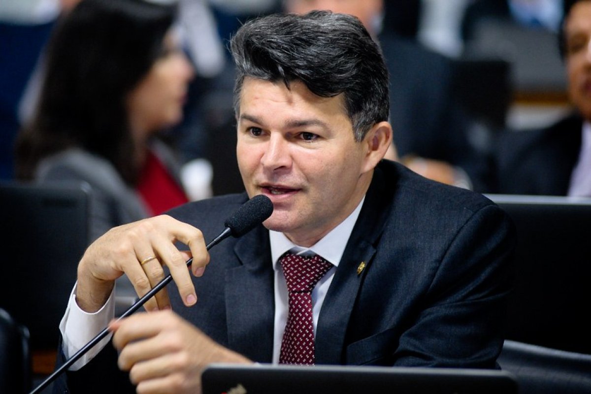 Bolsonarista que disse que o próprio eleitor 'ora para alienígena e bebe detergente' é eleito para Senado no Mato Grosso
