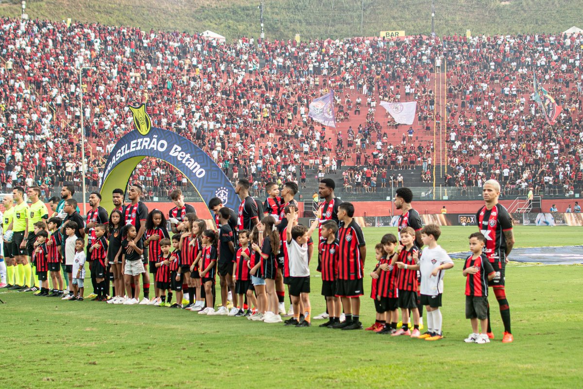 Vitória tem 30 pontos em disputa e cinco jogos no Barradão para escapar do Z-4
