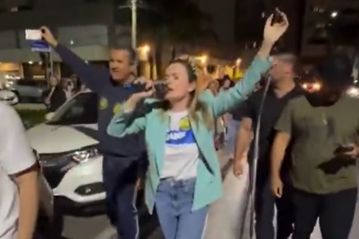 Vídeo: Deputada federal do PL comemora eleição com chicote nas ruas