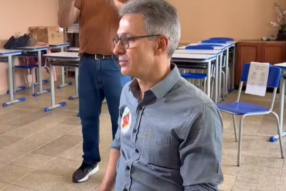 Zema declara apoio a Flávio Bolsonaro no 2º turno