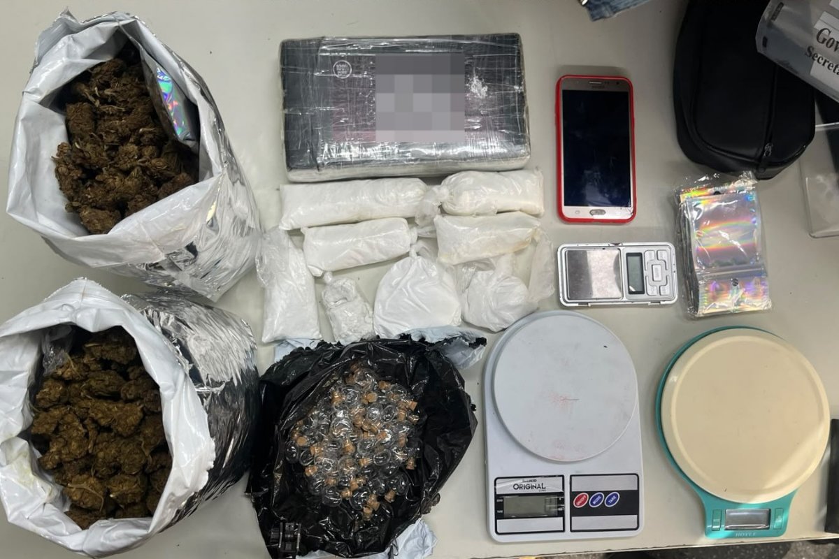  Mais de 2,7 kg de drogas e 75 frascos de lança-perfume são apreendidos em bairro de Salvador