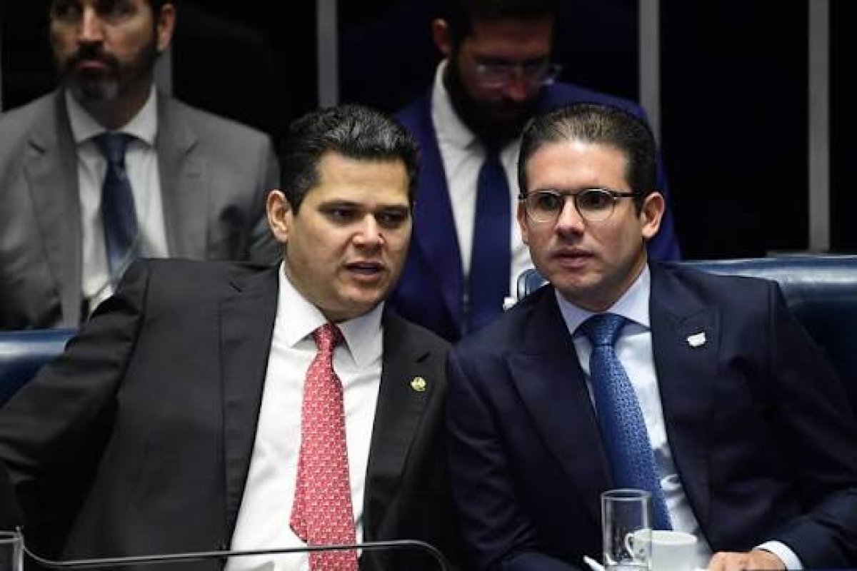 Avanço da direita pode impedir reeleição de Alcolumbre e Motta nas presidências da Câmara e do Senado em 2027