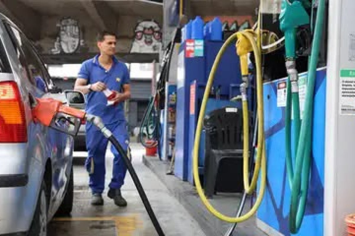 Vendas de carros a gasolina ficam abaixo dos 50% no mundo com avanço dos eletrificados 
