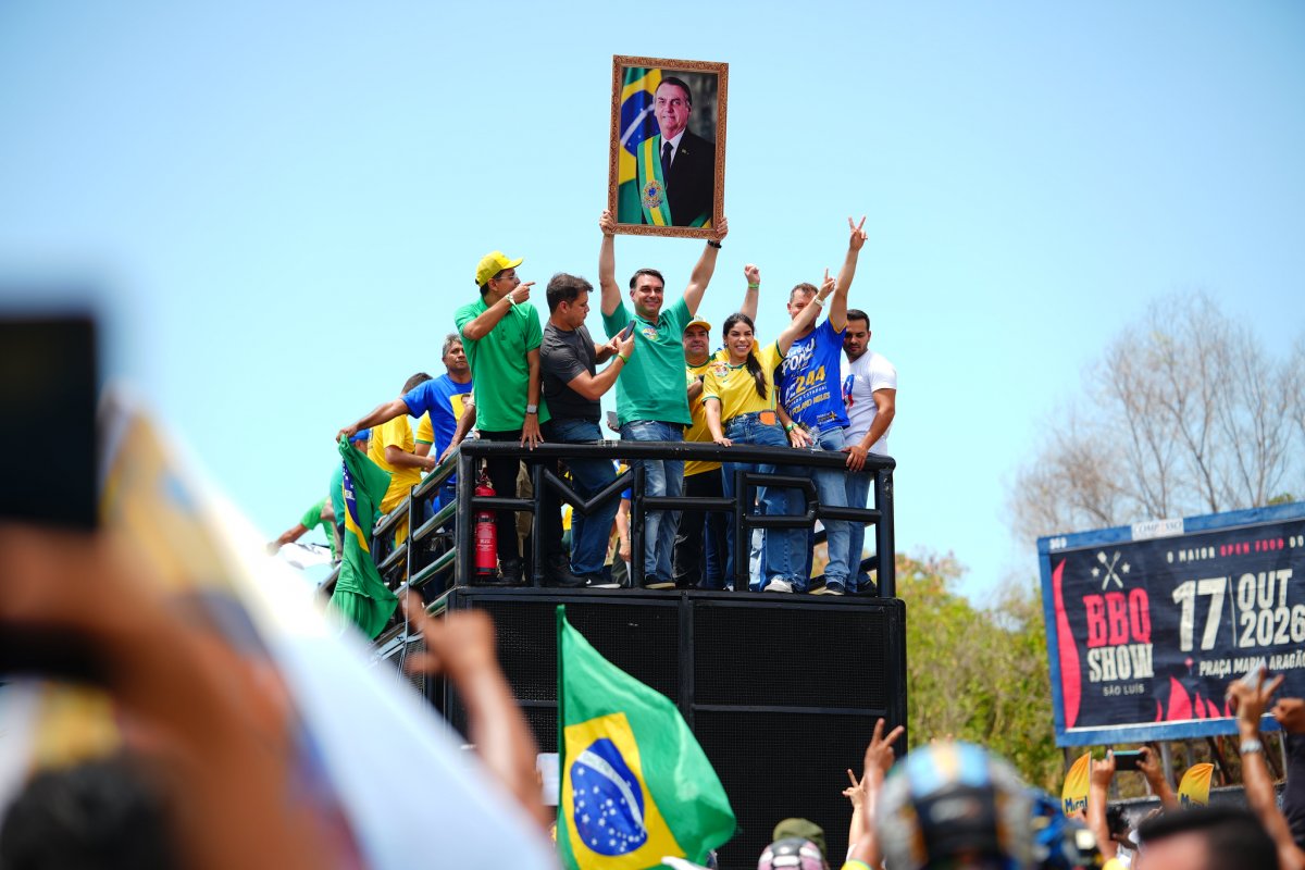 Moraes manda PGR se manifestar sobre pedido de Jair Bolsonaro para receber Flávio antes do 2º turno