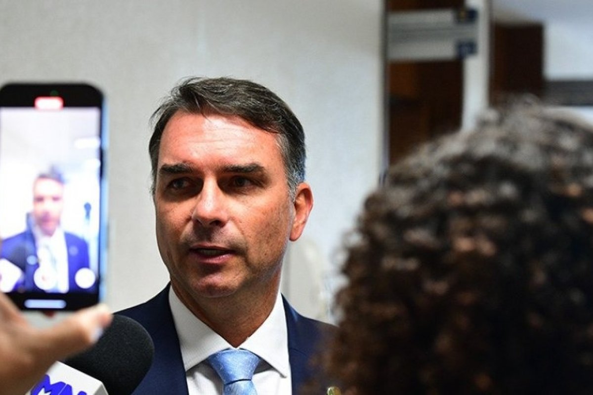 Flávio Bolsonaro critica escala 6x1 e defende liberdade para trabalhador definir jornada
