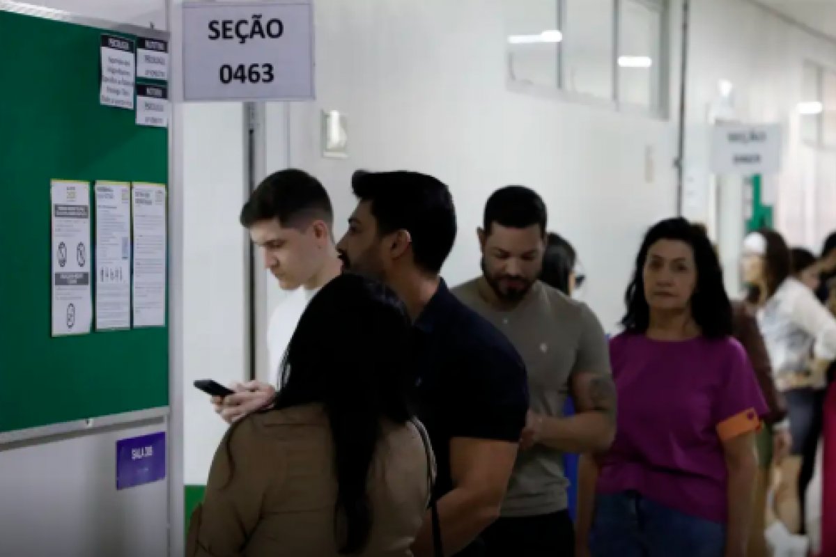 Eleitores relatam registro de ausência no sistema do TSE após votação no 1º turno