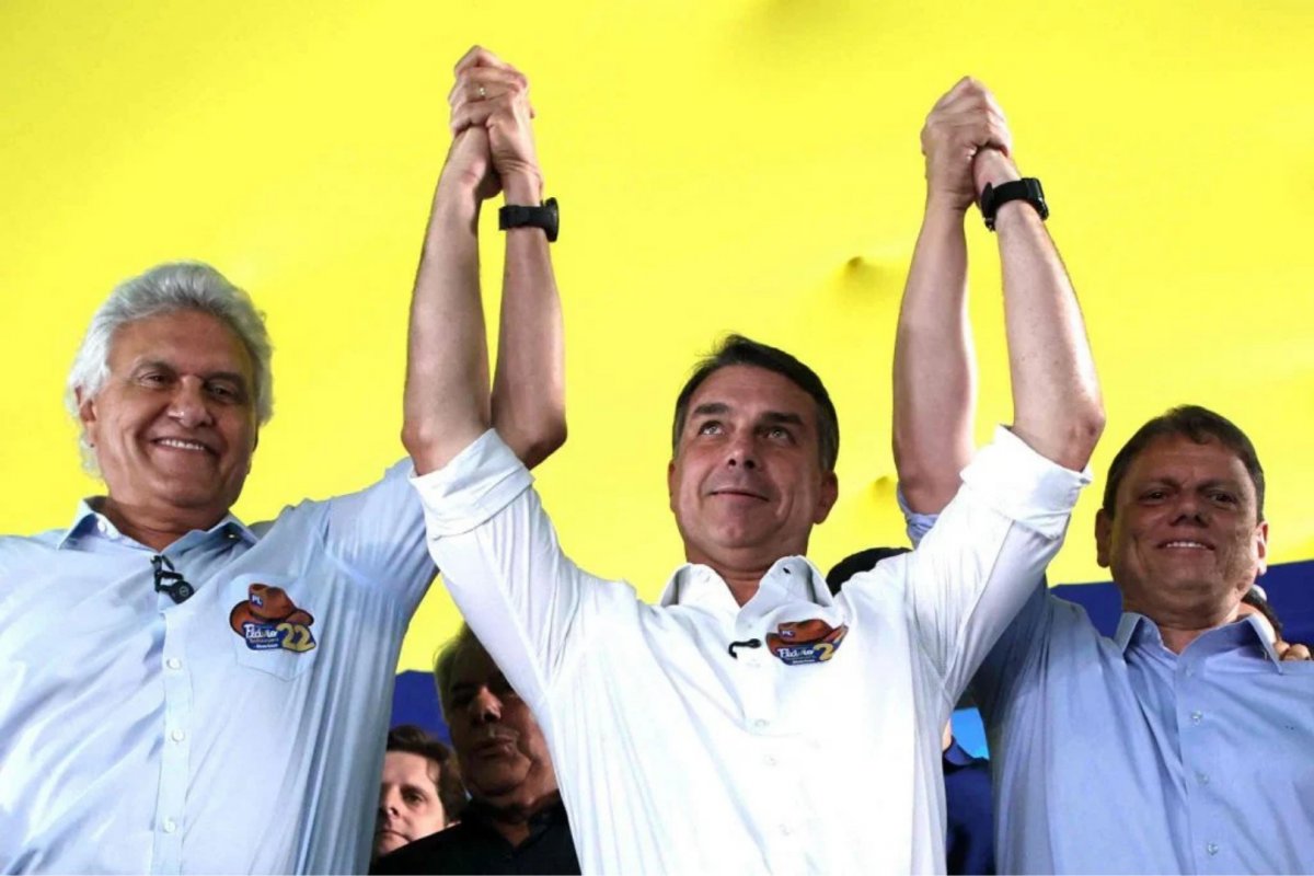 Flávio Bolsonaro fala em usar maioria no Congresso para mudar a Constituição e 'redemocratizar o país'