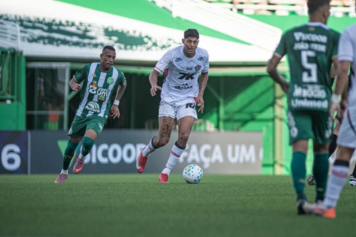 Para se afastar da zona de rebaixamento, Vitória recebe lanterna Chape no Barradão