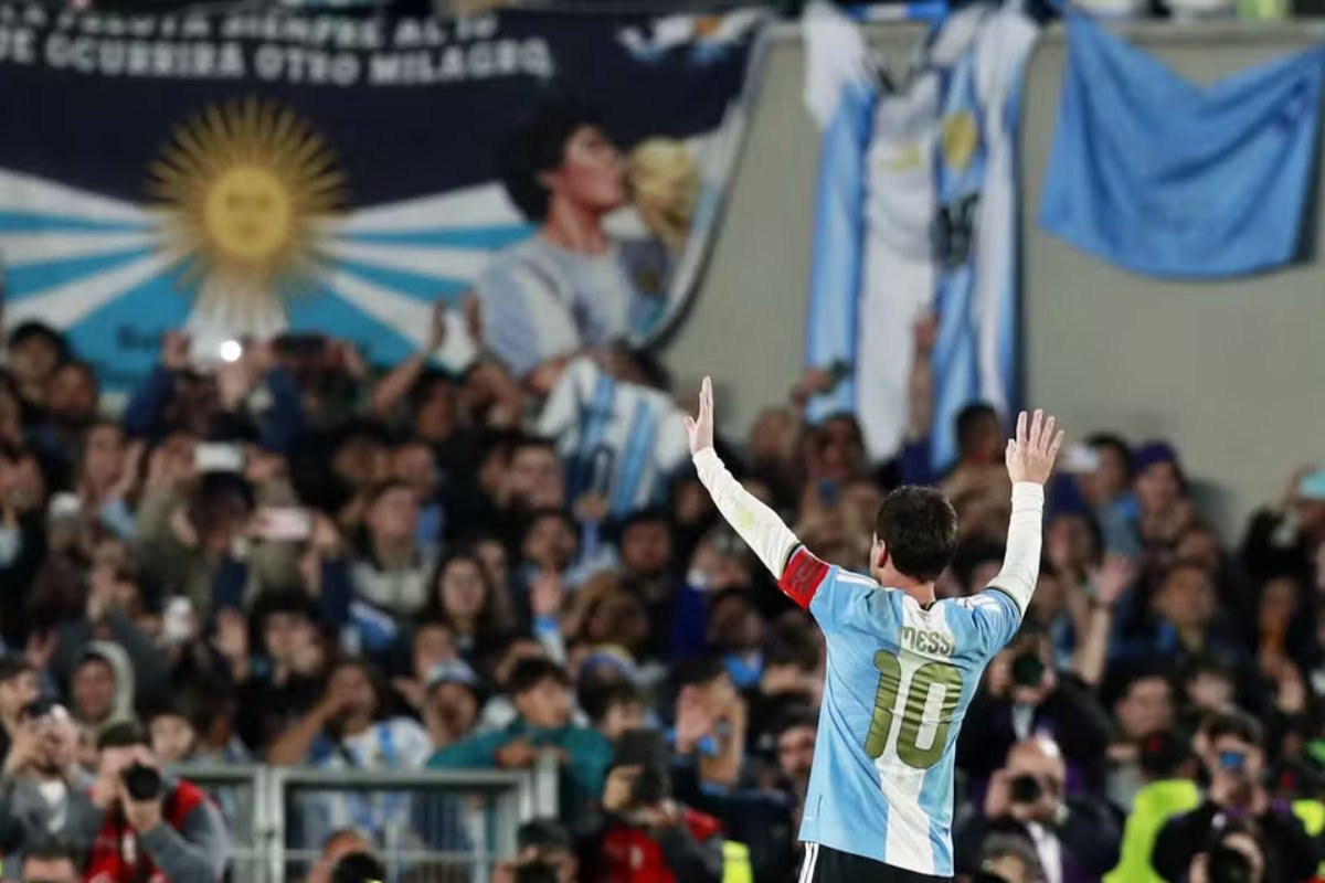 Messi se despede da Argentina com gol e duas assistências no Monumental