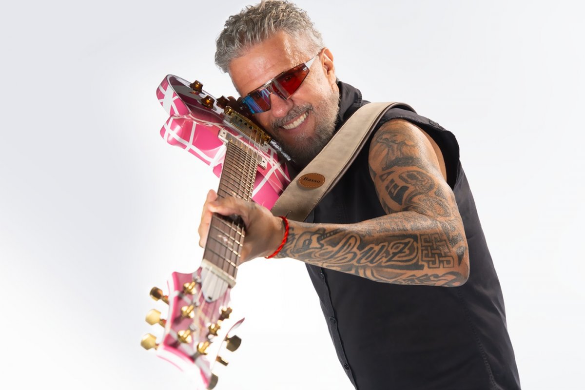 Tuca Fernandes anuncia audiovisual para celebrar 15 anos de carreira solo!