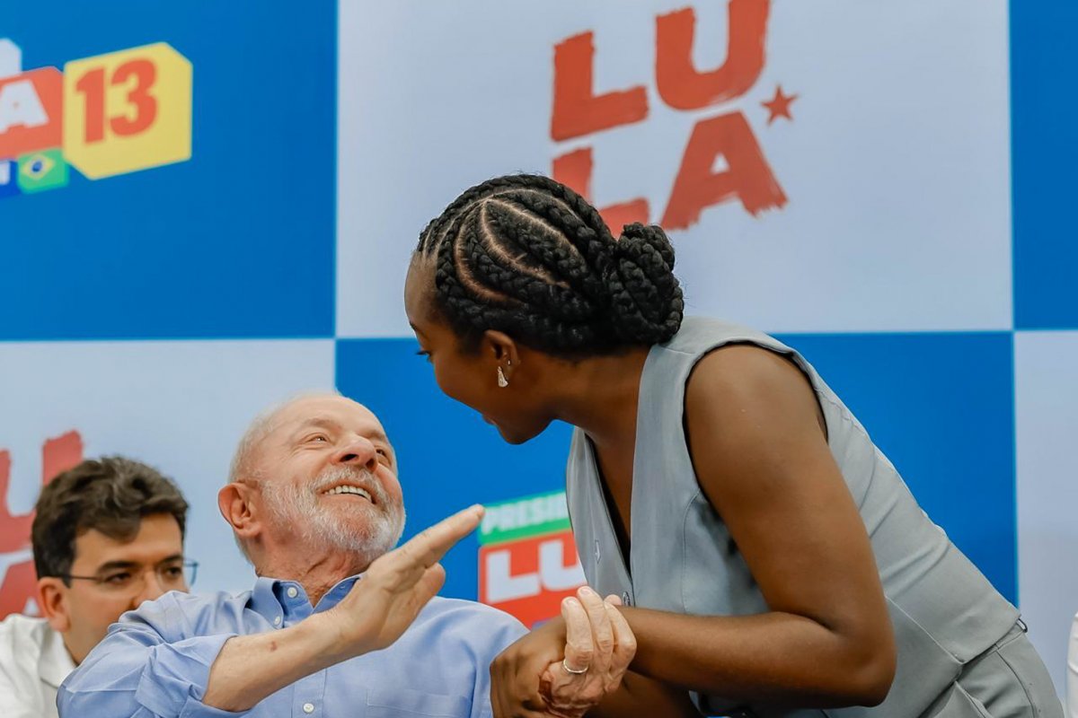 Ao lado de Ana Elisa, Lula pede voto aos eleitores de Minas Gerais: “O que falta?”