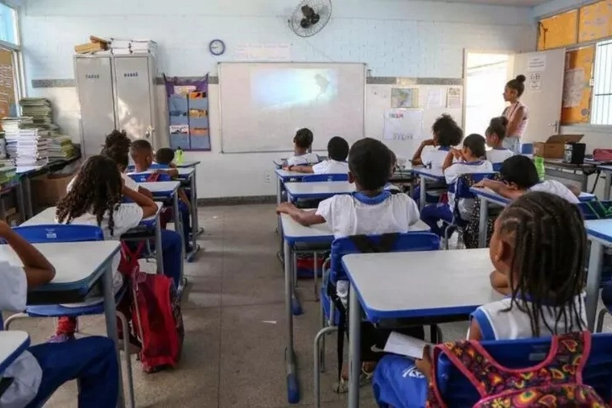 Prefeitura antecipa data do Dia do Professor; confira