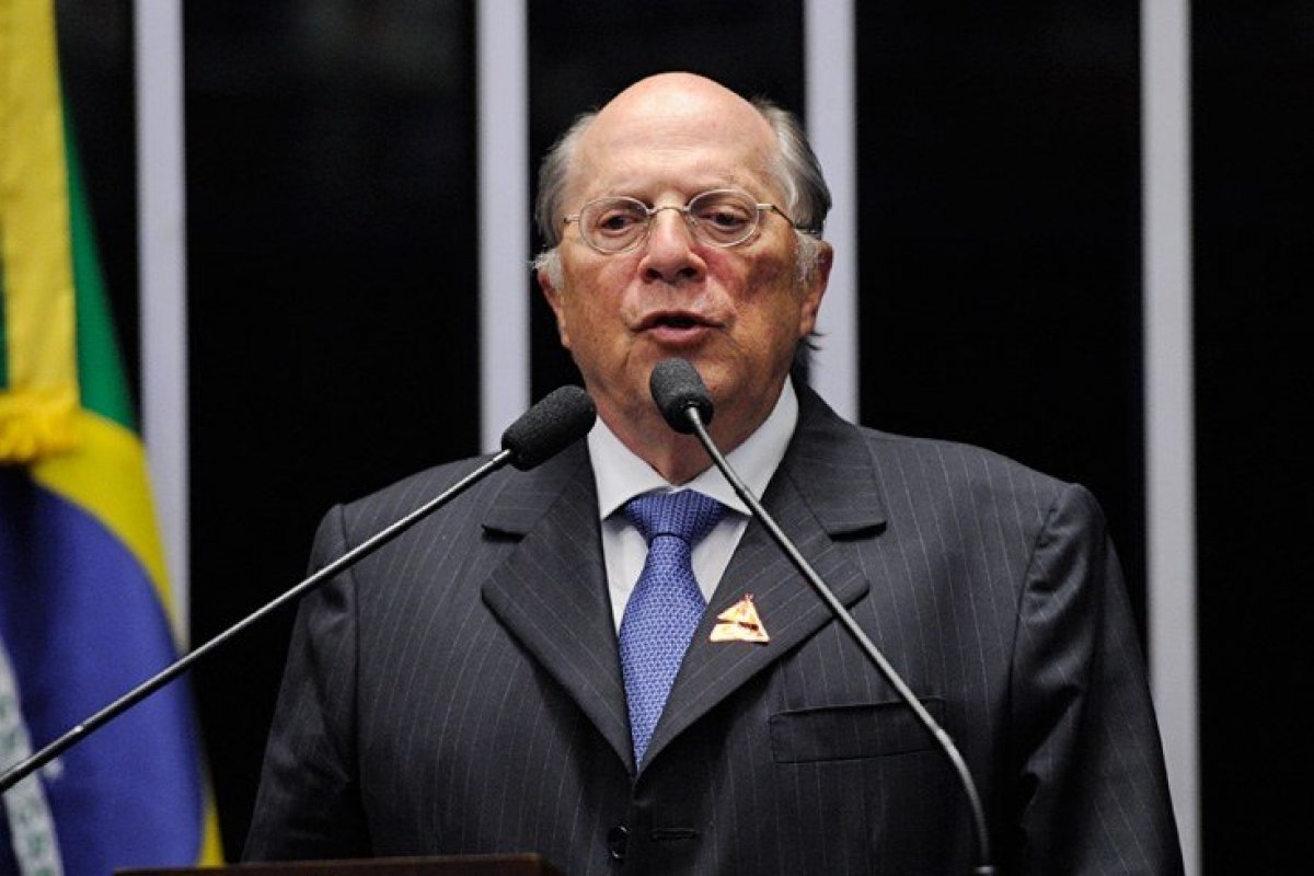 Autor do impeachment de Dilma se manifesta contra voto em Flávio Bolsonaro: 'Cuidado com o precipício'