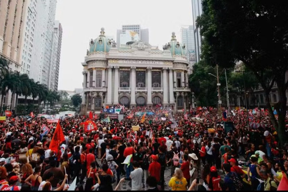 Estudantes tomam ruas contra Flávio Bolsonaro em ato pela democracia