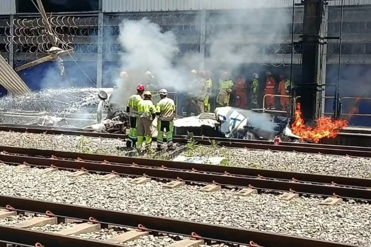 Vídeo: Piloto de avião morre após aeronave pegar fogo em pátio de metrô