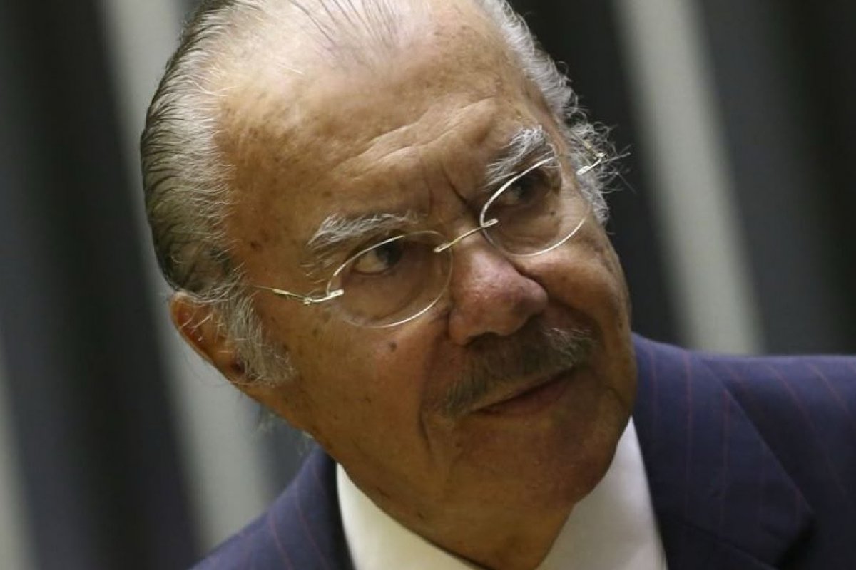 José Sarney é operado após sentir dores abdominais e segue internado na UTI