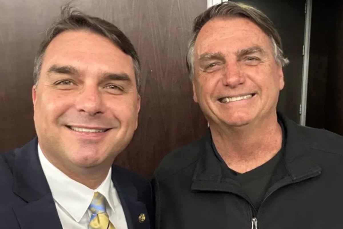 Em ato de campanha, Flávio Bolsonaro diz que receberá faixa presidencial das mãos do pai em janeiro de 2027