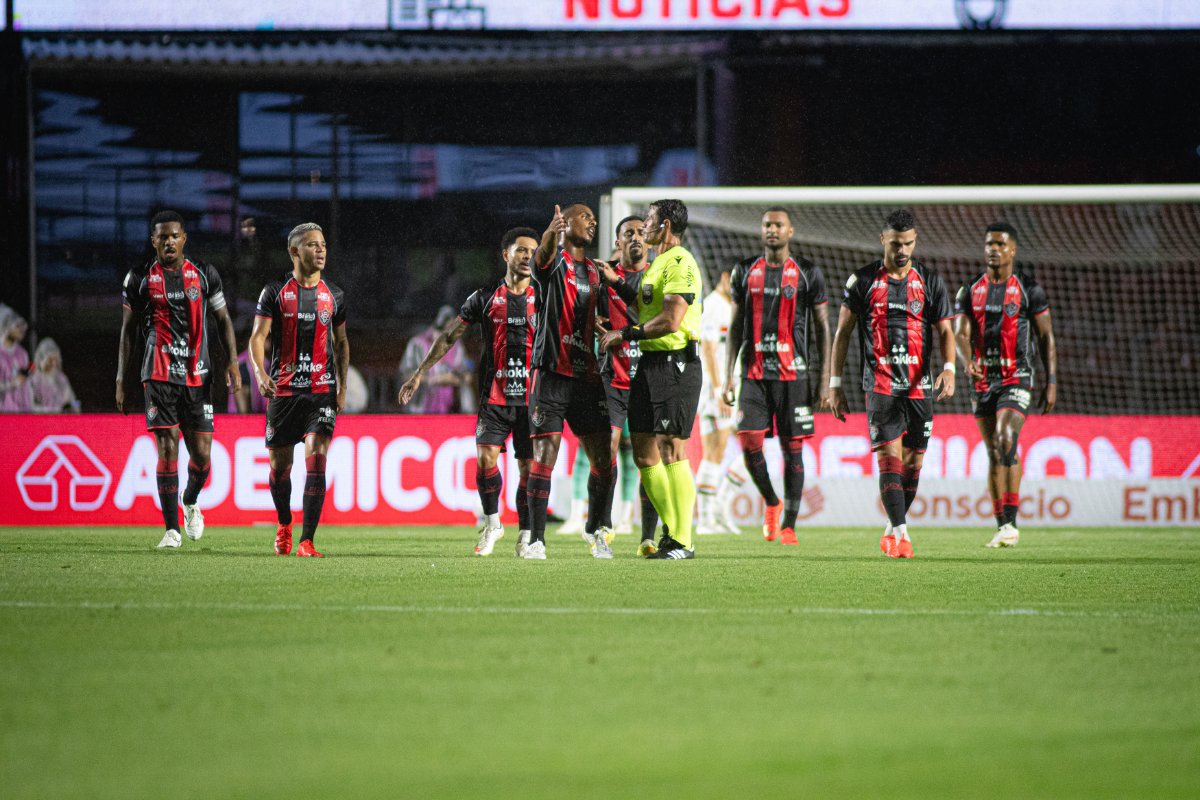 Vitória perde para o São Paulo e segue sem vencer fora de casa no Brasileirão 