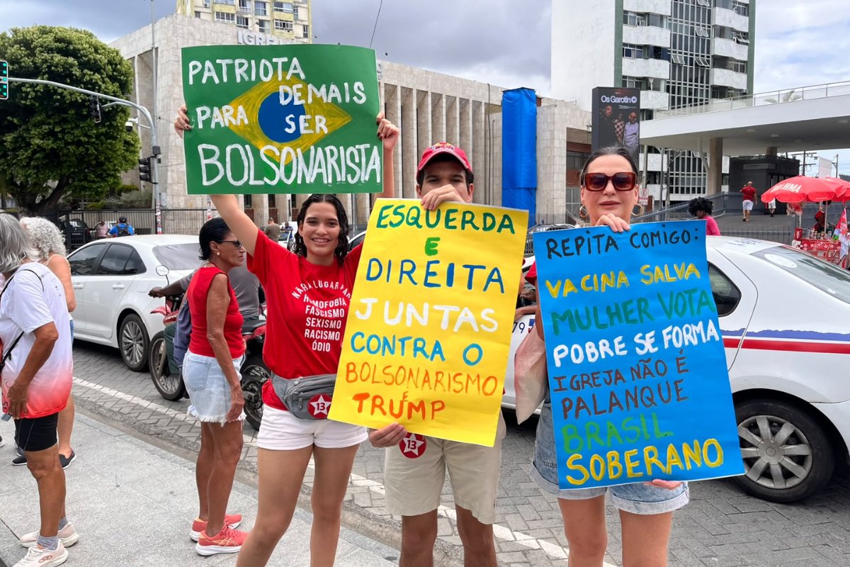 Vídeo: manifestantes se reúnem em ato contra Flávio Bolsonaro em Salvador neste domingo (11)
