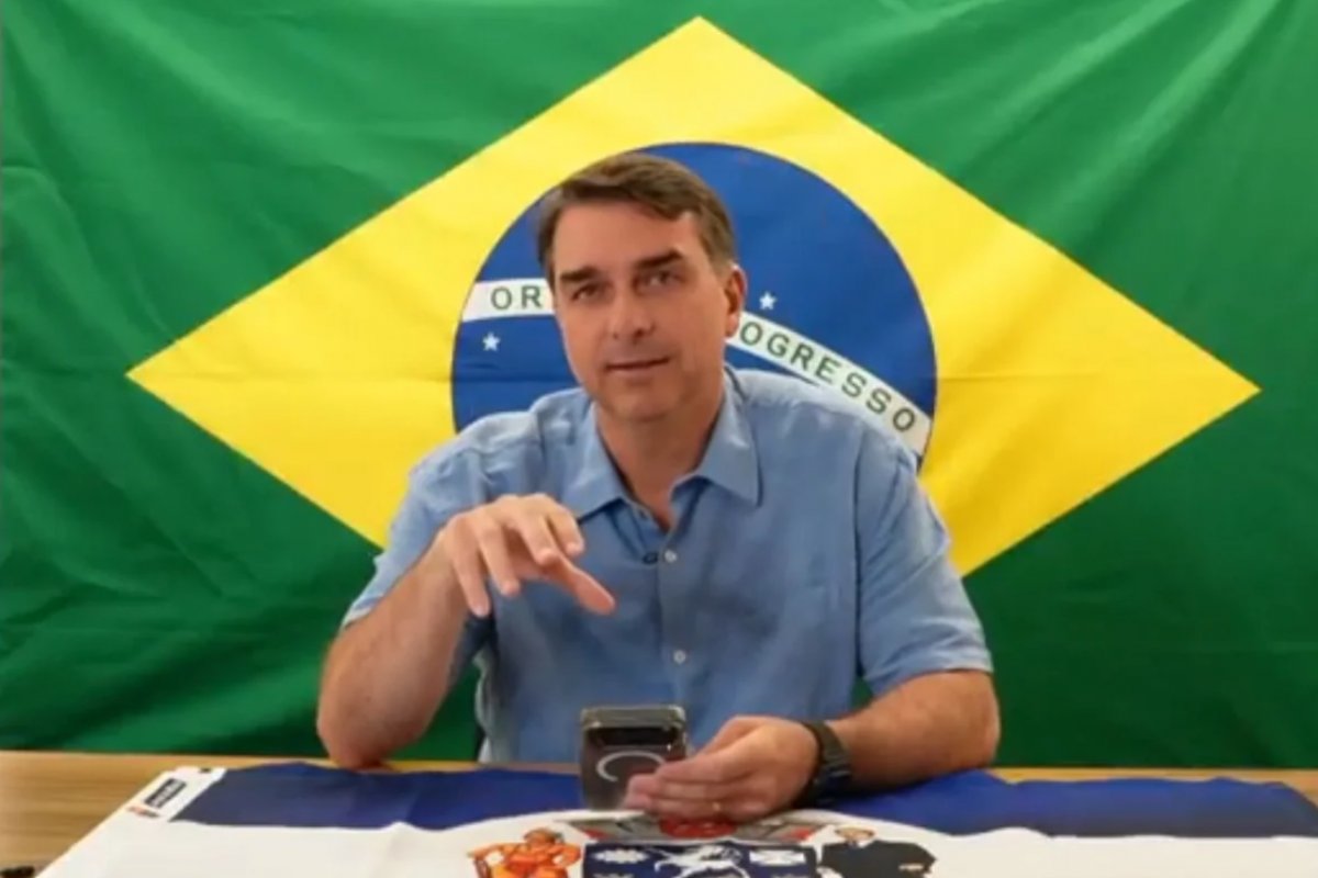 Flávio Bolsonaro venceu em 86% dos locais de votação em áreas de milícia no Rio
