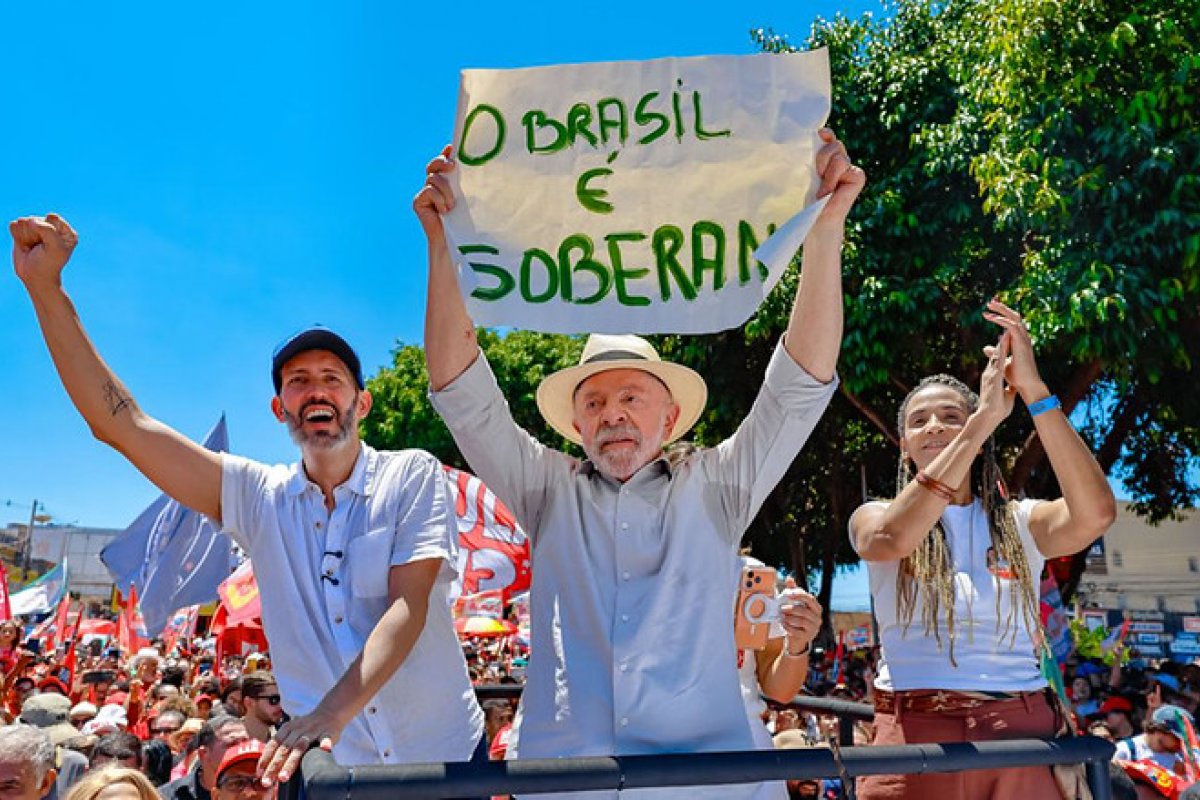 Vídeo: Lula classifica como 'absurdo' decisão do TSE que suspende canal de Janones 