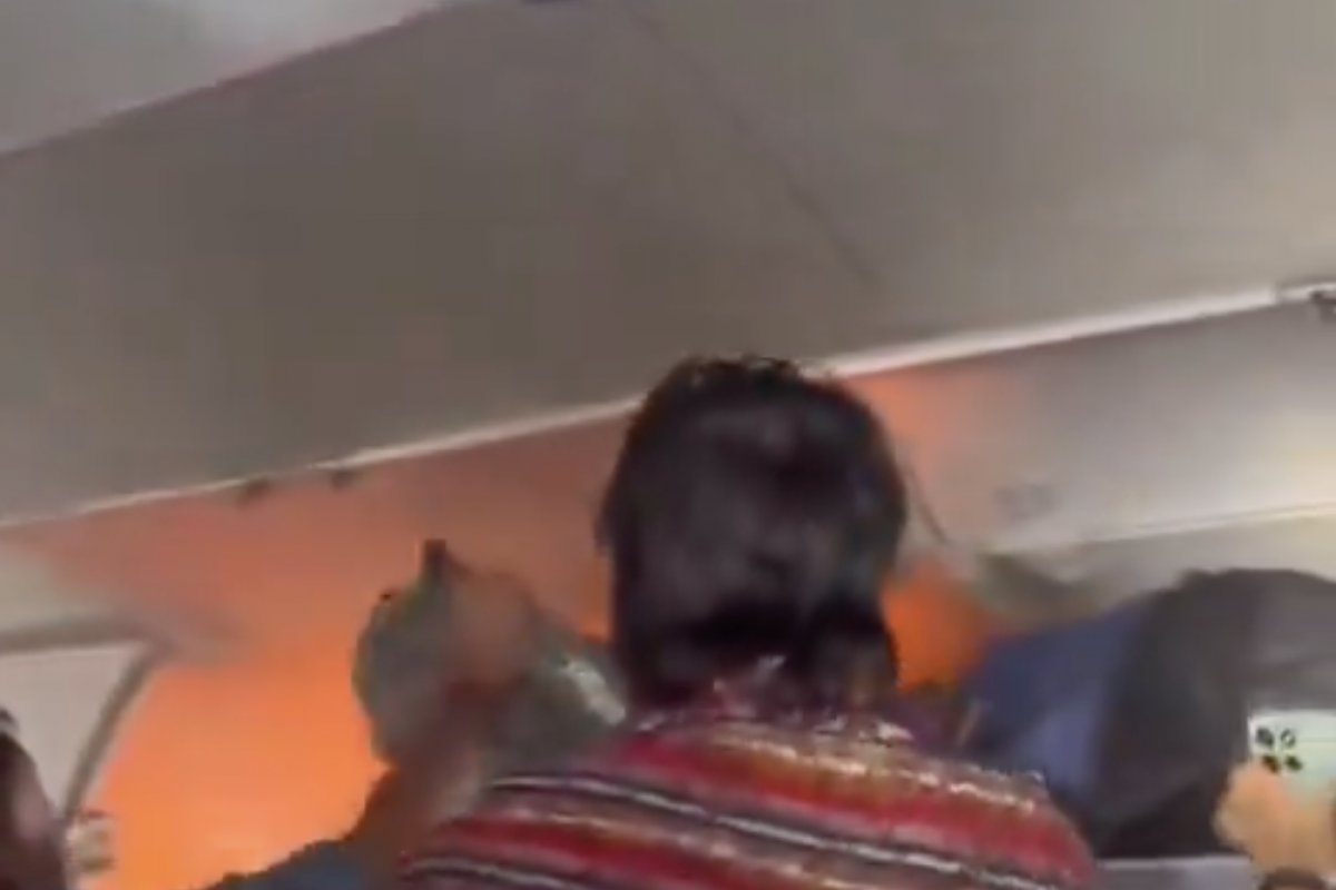 Vídeo: Power bank pega fogo em avião com 180 pessoas e provoca pouso de emergência