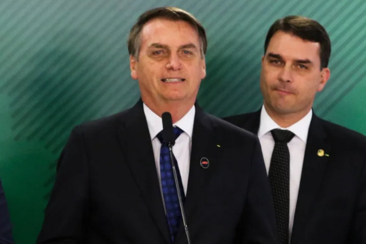 Moraes autoriza retomada de visitas de Flávio a Jair Bolsonaro