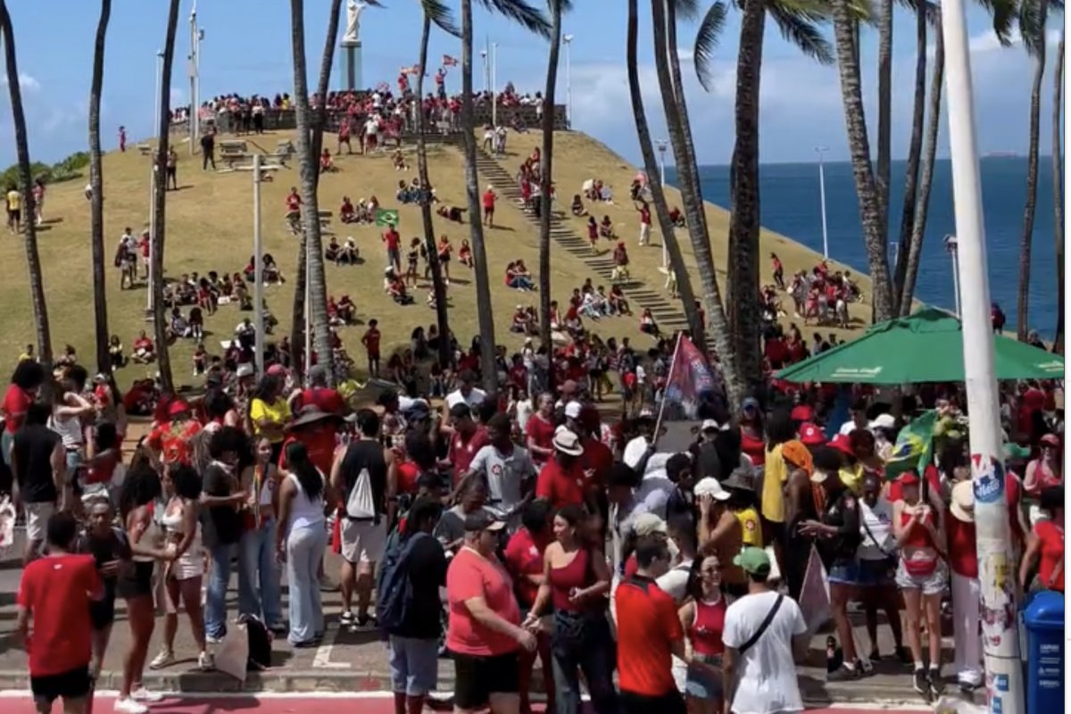 Vídeo: Pelo segundo dia consecutivo, apoiadores de Lula fazem manifestação na Barra, em Salvador