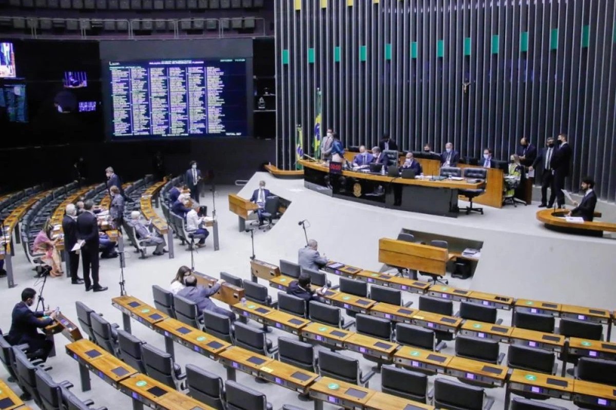 Deputados eleitos são quatro vezes mais ricos que candidatos derrotados; veja os valores