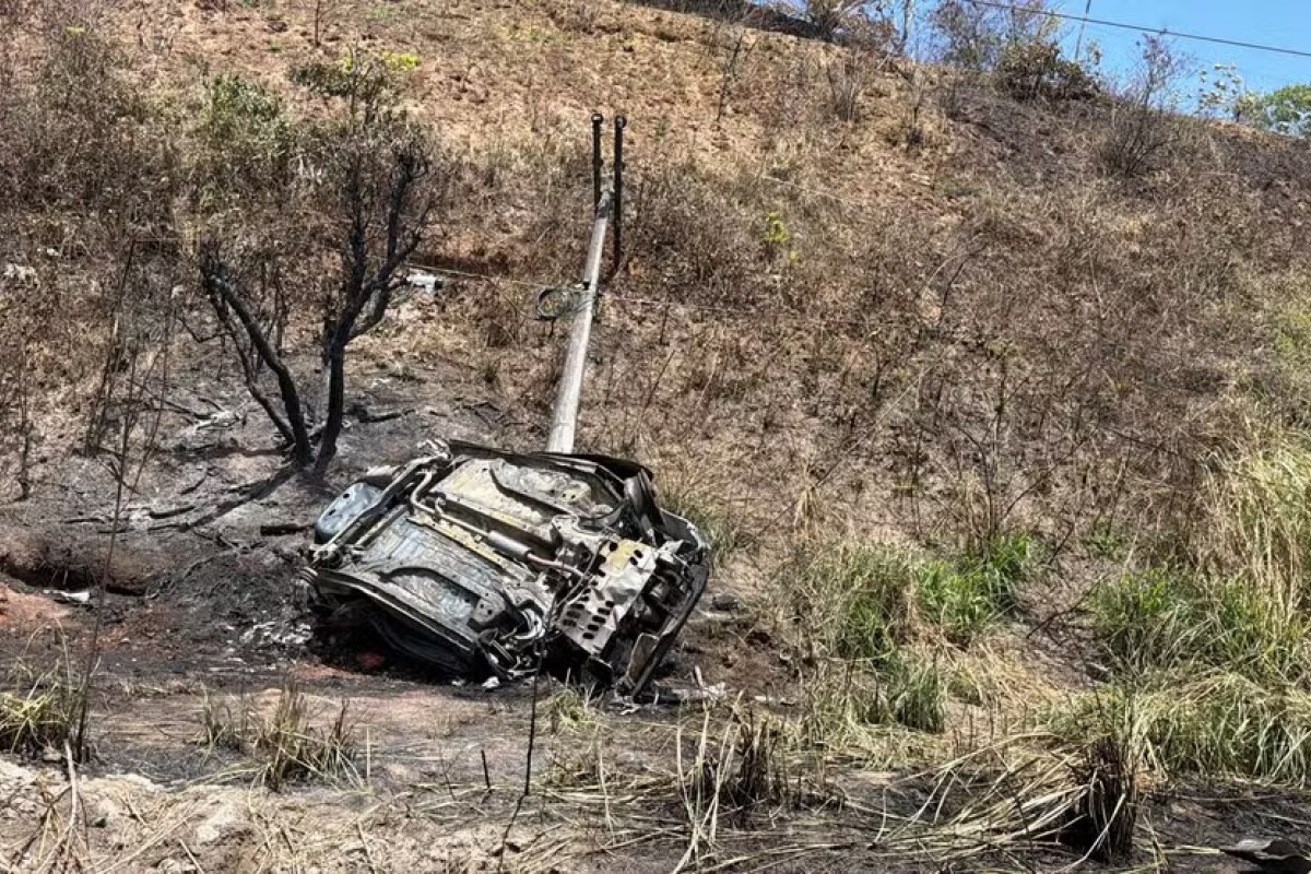 Duas pessoas morrem carbonizadas após carro bater em poste na BR-324