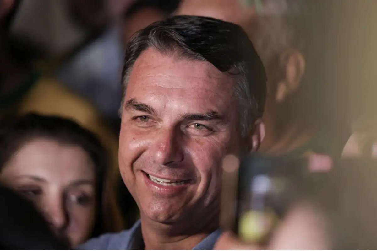 Flávio Bolsonaro anuncia visita ao pai após decisão de Moraes