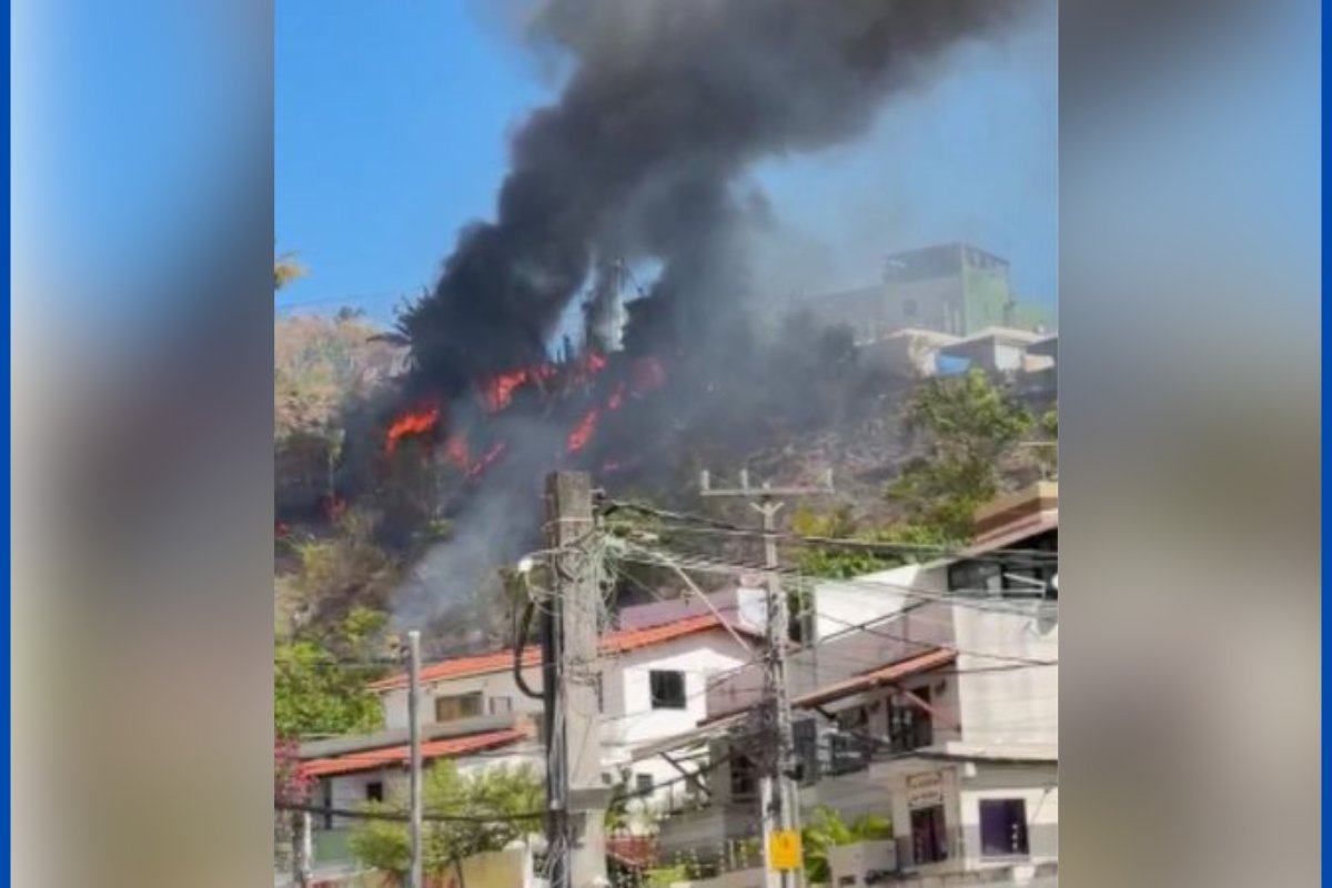 Vídeo: incêndio atinge dunas no Imbuí e chamas se aproximam de área residencial em Salvador