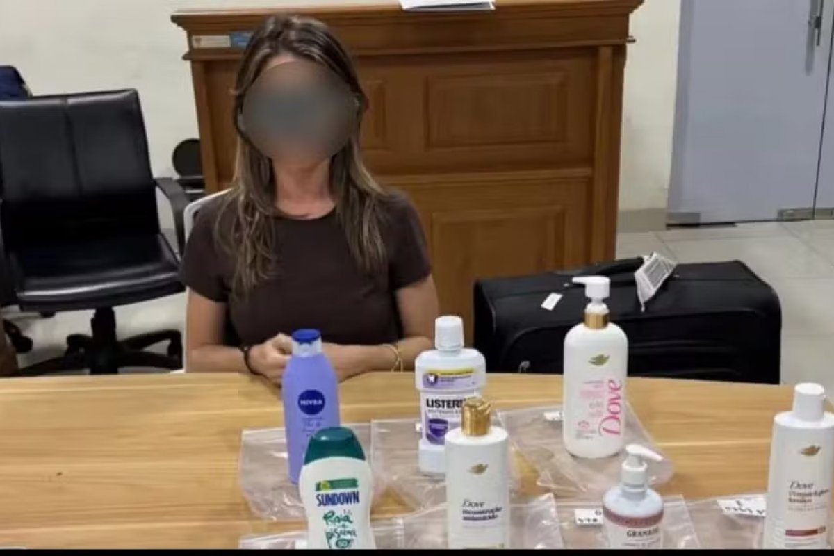 Brasileira é presa na Indonésia com cocaína escondida em xampus e pode pegar prisão perpétua
