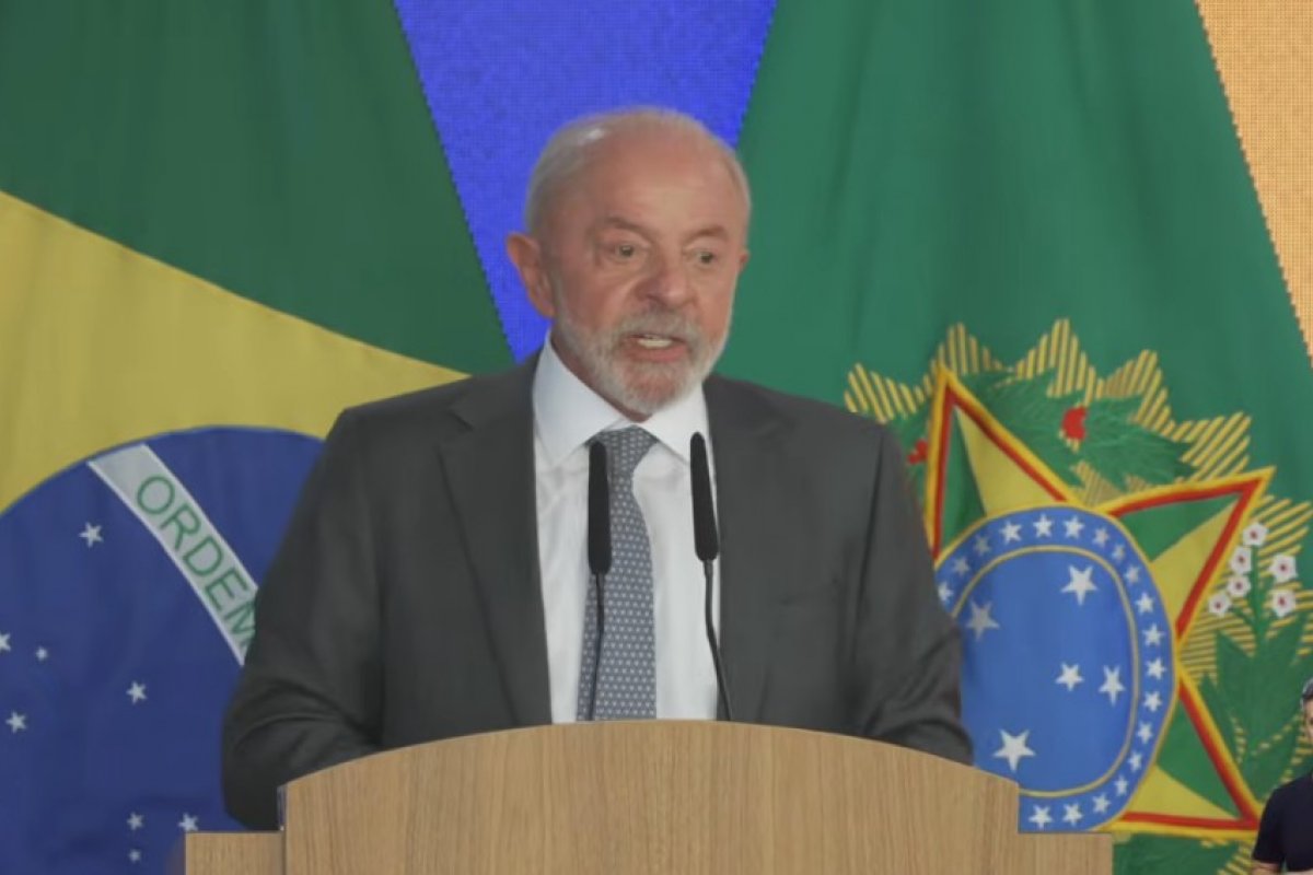 Vídeo: Lula ironiza apoio de Flávio Bolsonaro à PEC do fim da escala 6x1: 'pressão da população'