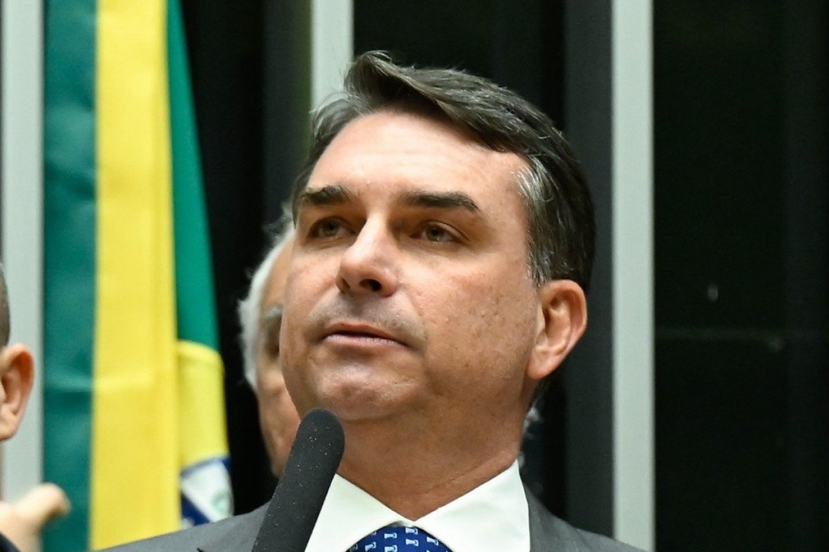 Vídeo: Com ressalvas, Flávio Bolsonaro recua e diz que vai votar a favor do fim da escala 6x1