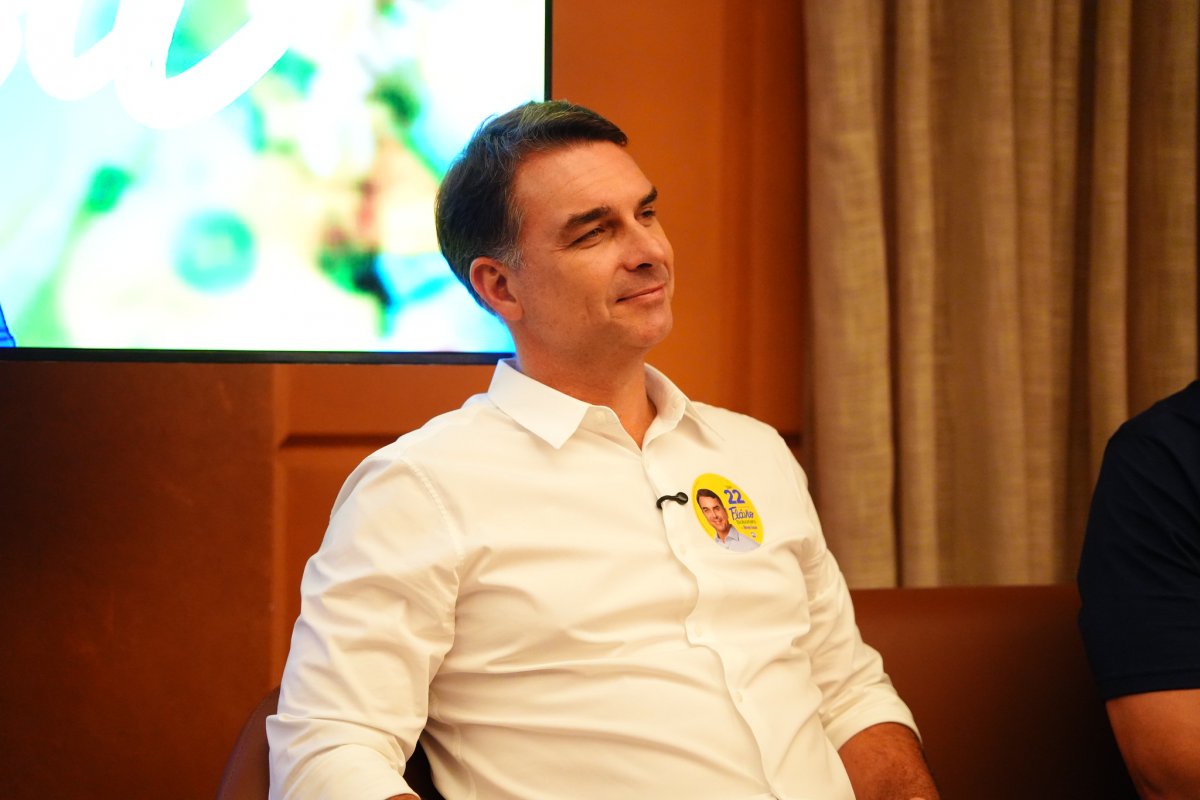 Flávio Bolsonaro desiste de debate na Band e avalia confronto com Lula em outra emissora