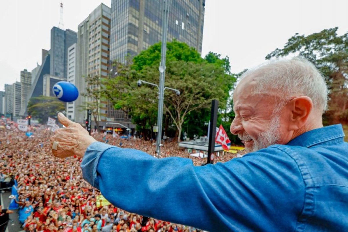 Vídeo: Com bolsa de R$ 700, Lula promete Pé-de-Meia para universitários em 2027