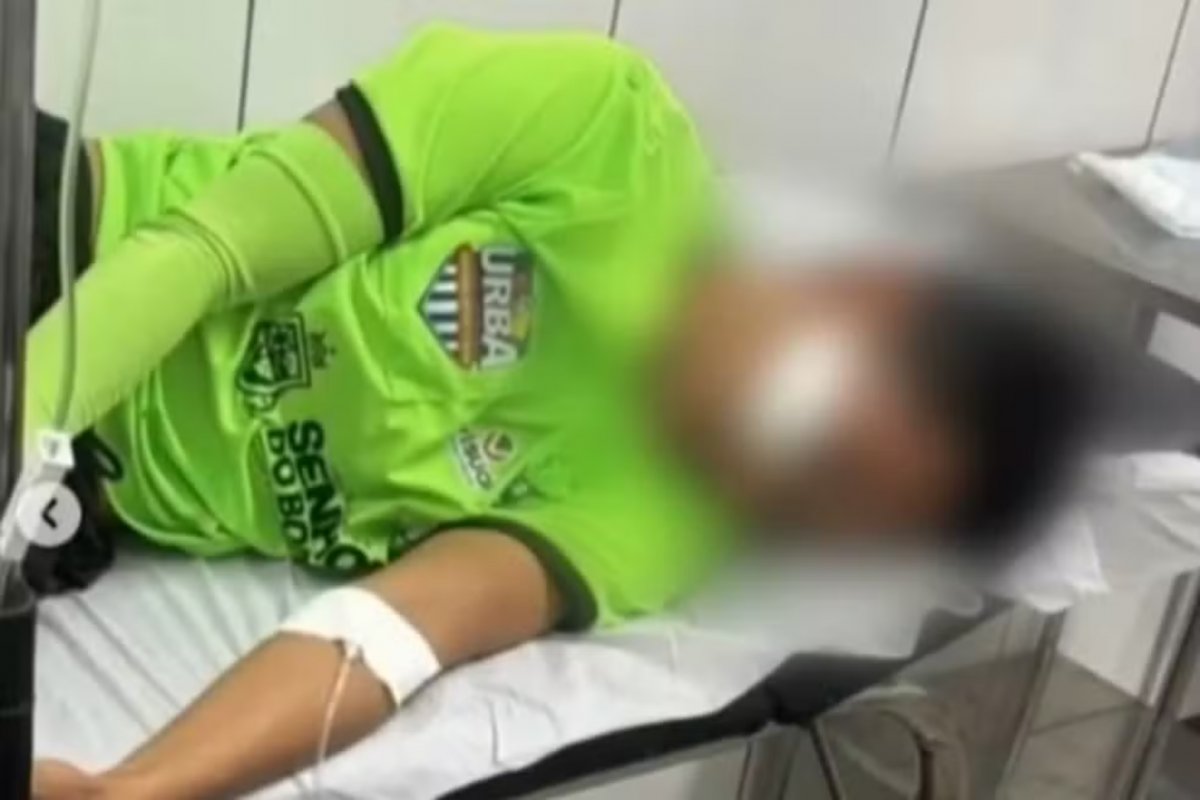 Assistente de arbitragem é agredida por jogador após expulsão em partida na Bahia