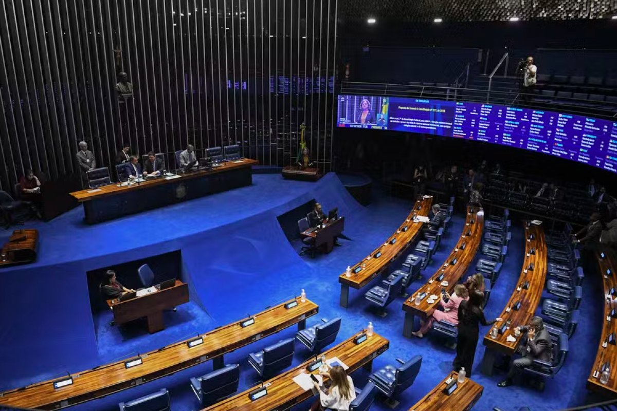 Senado votará PEC que dá fim na escala 6x1 nesta quarta-feira (14)