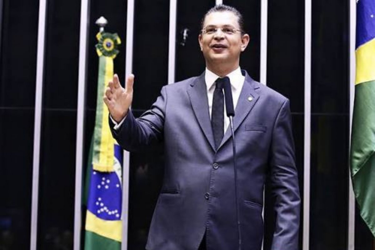 Vídeo: Líder do PL defende PEC para flexibilizar horas trabalhadas em 2027