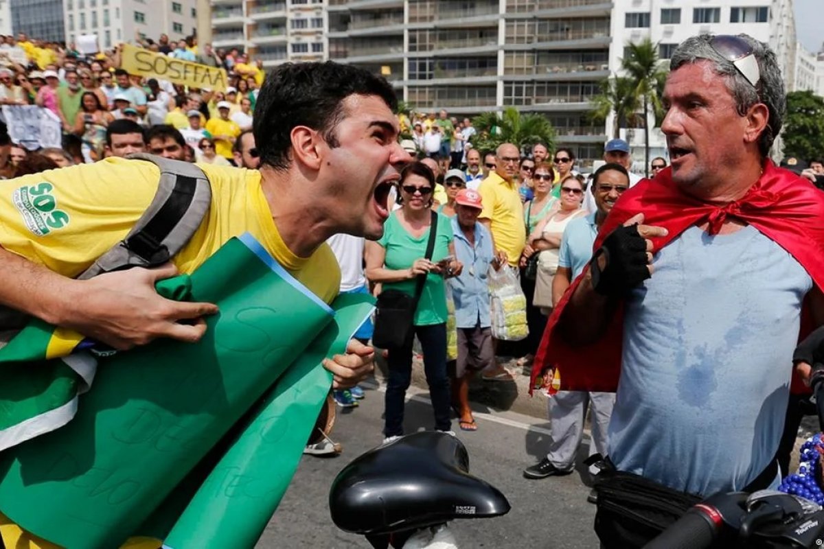 O meu voto é consciente, o do outro, burrice: como a polarização afeta o debate político