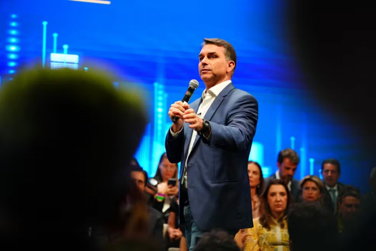 Flávio Bolsonaro faz agenda no RS em dia de votação sobre escala 6x1 e ignora assunto em comício