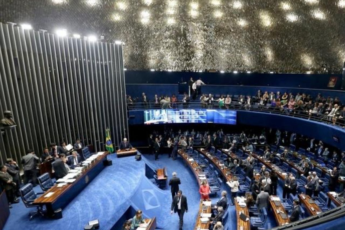 Senado aprova em 1º turno PEC que acaba com a escala 6x1