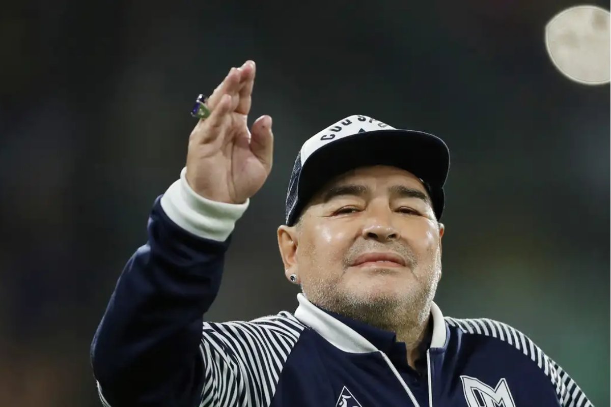 Família de Maradona pede penas de até 16 anos para acusados pela morte do craque