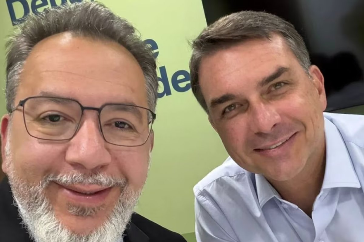 Aliado de Flávio Bolsonaro, deputado eleito é preso em operação que investiga esquema de R$ 7,6 bilhões