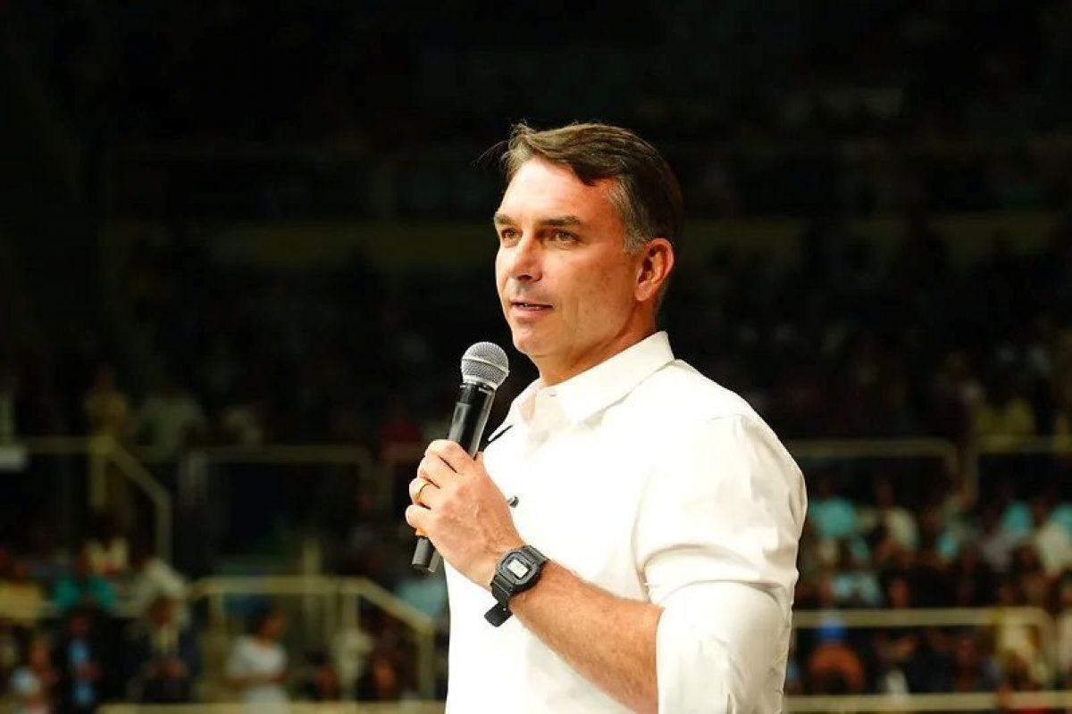 Estudante protocola liminar contra a concessão de título de Cidadão Soteropolitano a Flávio Bolsonaro