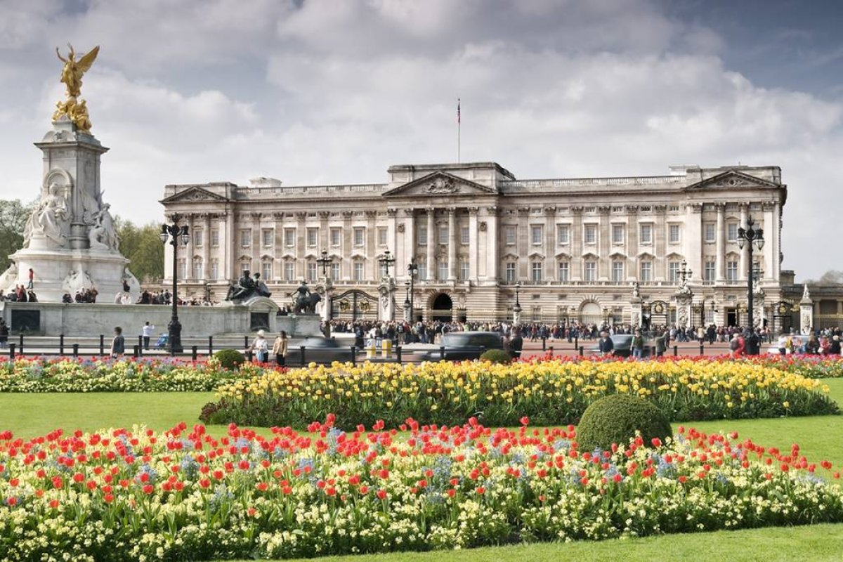 Coronavírus: Funcionário do palácio de Buckingham testa positivo